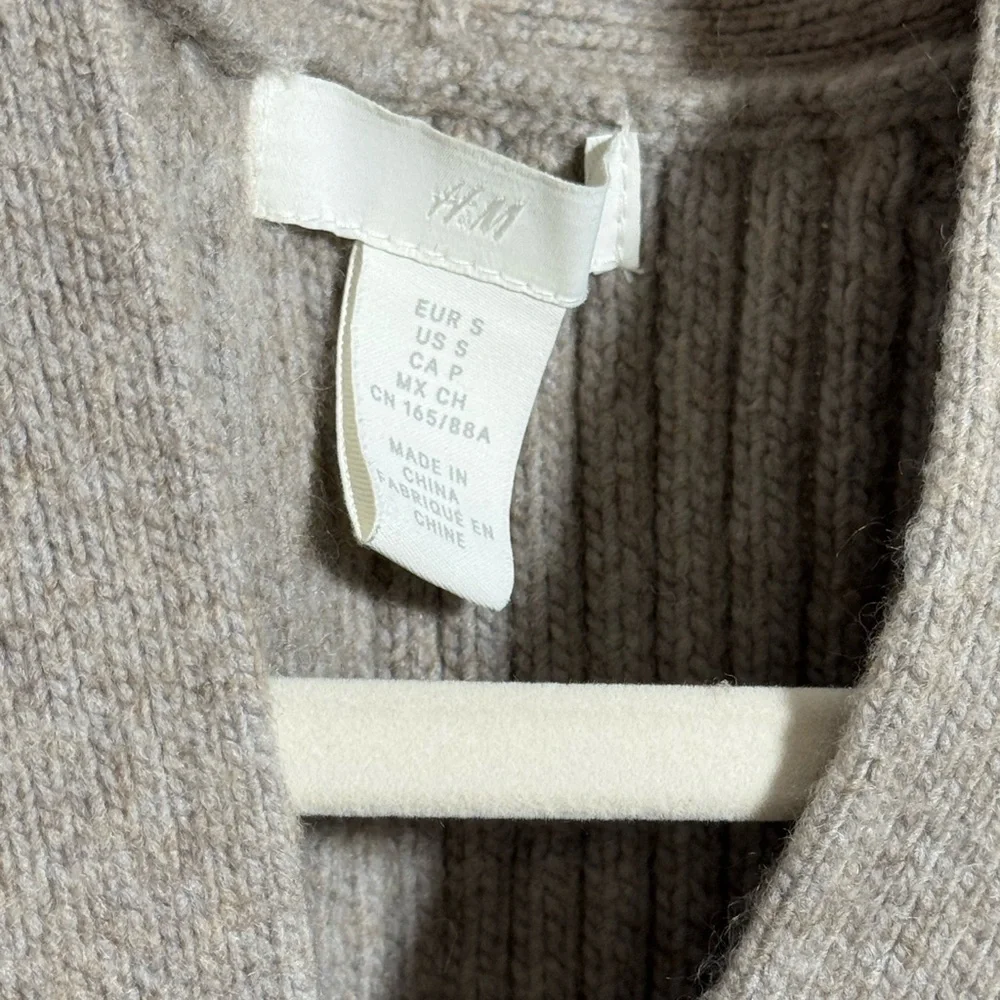 H&M Gray Ribbed Button-Up Cardigan - Picture 2 of 5